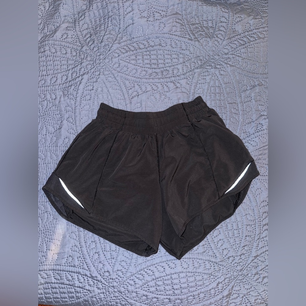 Lululemon black 2.5 hotty hot shorts